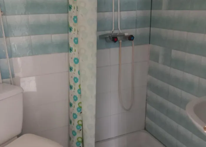 Des Garrigues בית הארחה Caveirac