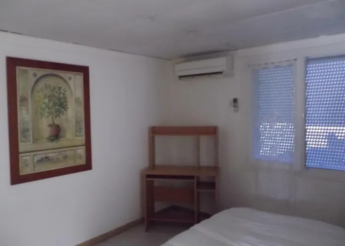 Des Garrigues בית הארחה *