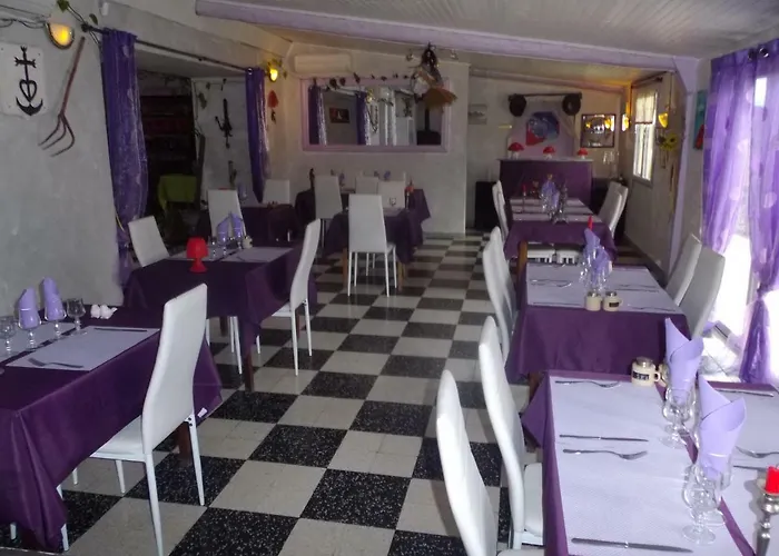 Des Garrigues בית הארחה Caveirac