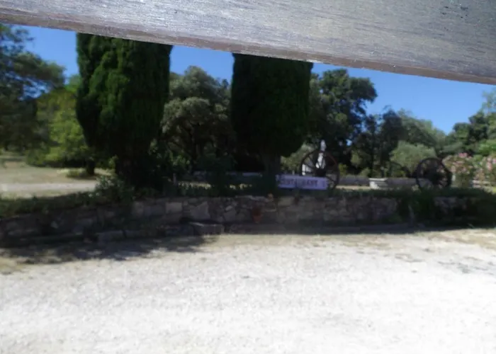 Des Garrigues בית הארחה Caveirac