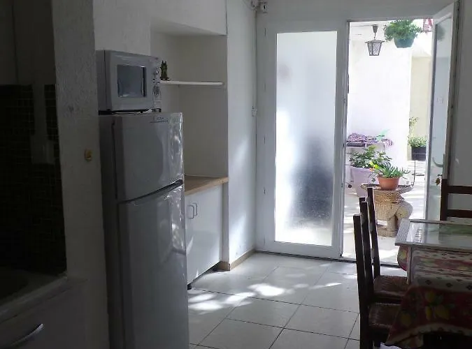 Des Garrigues בית הארחה Caveirac