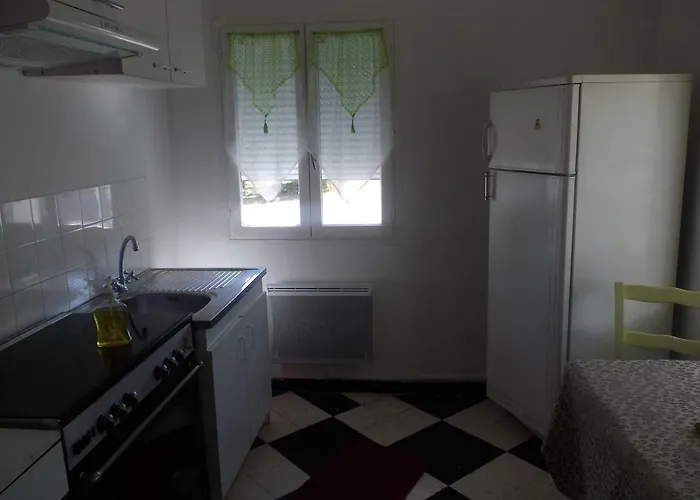 Des Garrigues בית הארחה